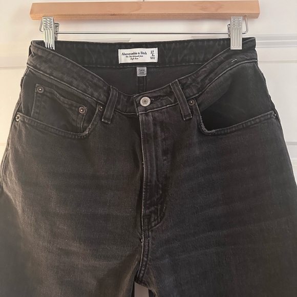 Selling a pair of Abercrombie 90s relaxed high rise jeans. - Picture 2 of 3
